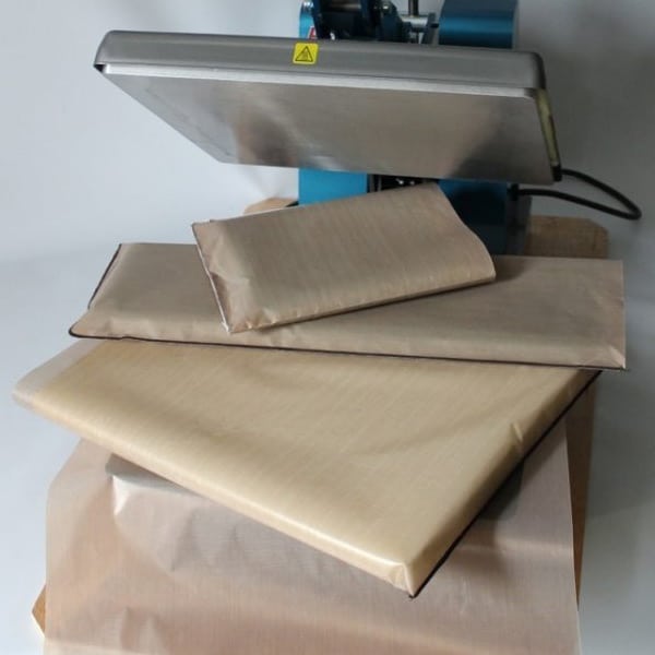 TEFLON PACK - 3 Pillows / 1 Sheet